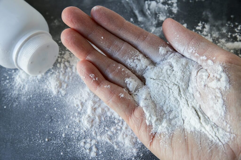 Talcum-powder-talc-baby-in-hand